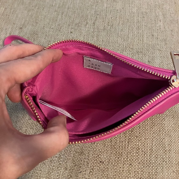 Bubble gum pink leather wristlet - Picture 4 of 4